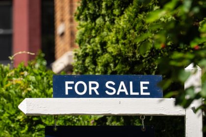 share-of-us-homes-selling-above-asking-price-declines-to-2020-level