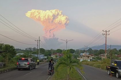 alert-raised-to-highest-level-after-indonesia’s-mount-lewotobi-laki-laki-volcano-erupts