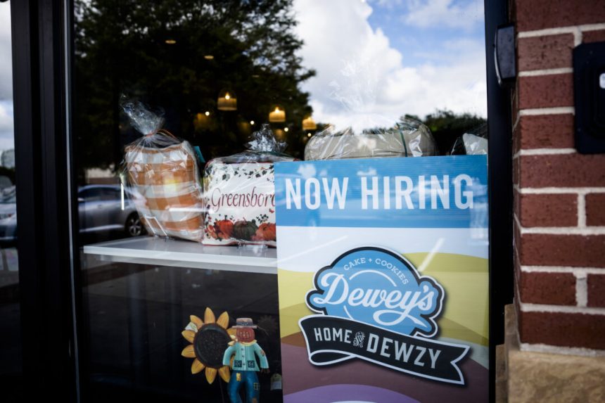 jobless-claims-dip-as-us-employment-outlook-remains-stable