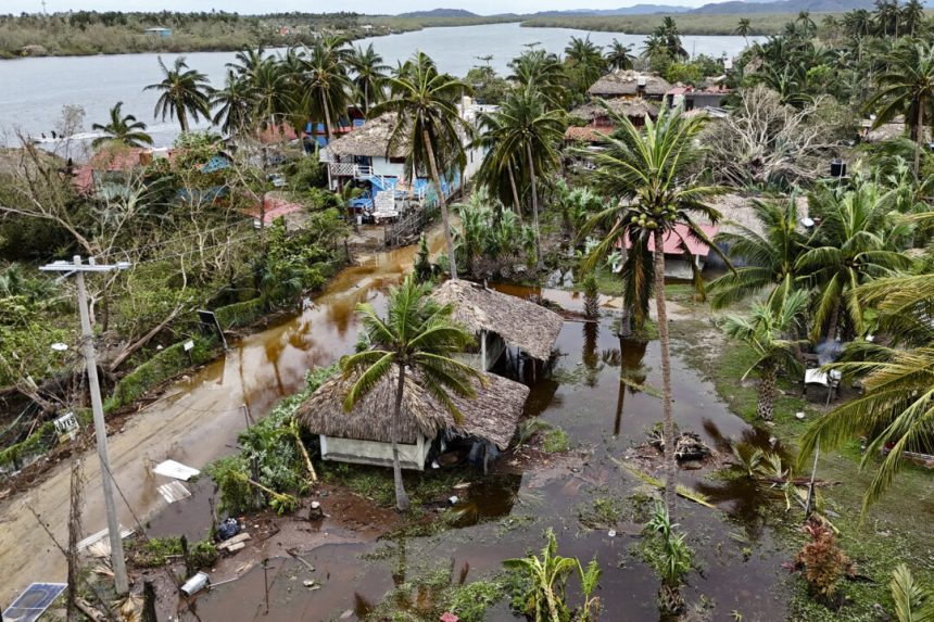 day-in-photos:-hurricane-erick,-flag-day-in-argentina,-and-solstice-yoga