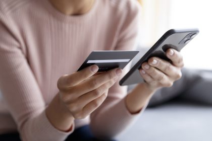 bc-woman-loses-$60,000-after-giving-bank-cards-to-fraudulent-courier-in-‘elaborate-scam’:-rcmp
