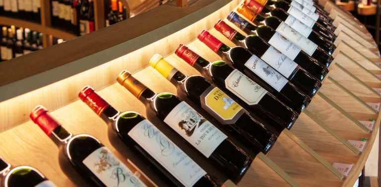 how-bordeaux-wine-estates-price-their-bottles