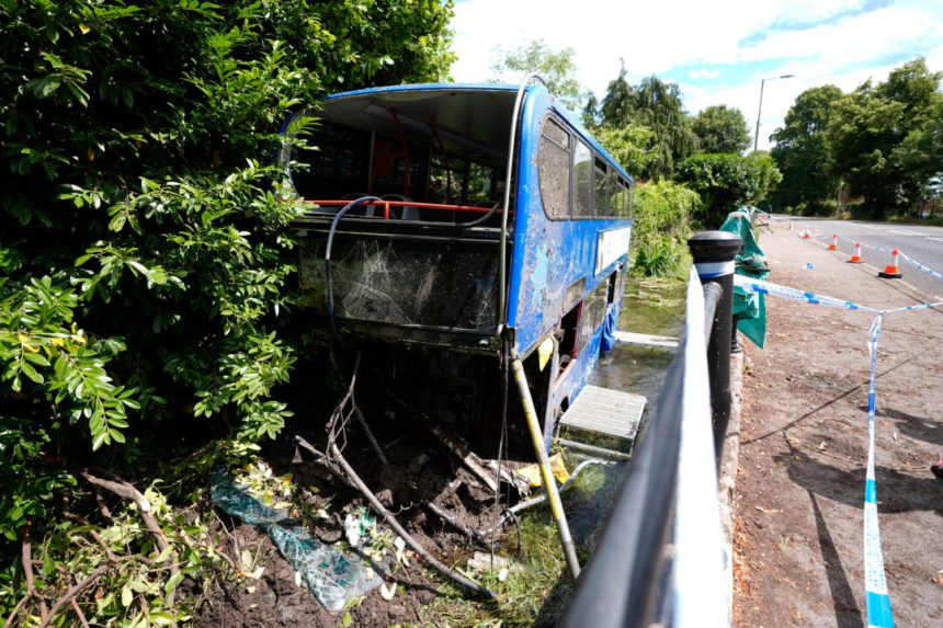 double-decker-bus-carrying-students-plunges-into-river-in-england-in-‘terrifying’-crash