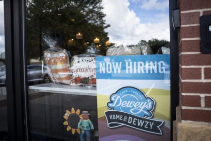 us-jobless-claims-slide-to-6-week-low:-labor-department-data