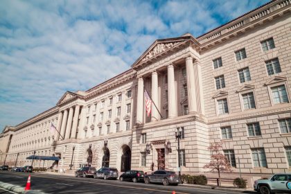 us-economy-shrank-0.5-percent-in-first-quarter-on-tariff-linked-import-spike,-sluggish-spending