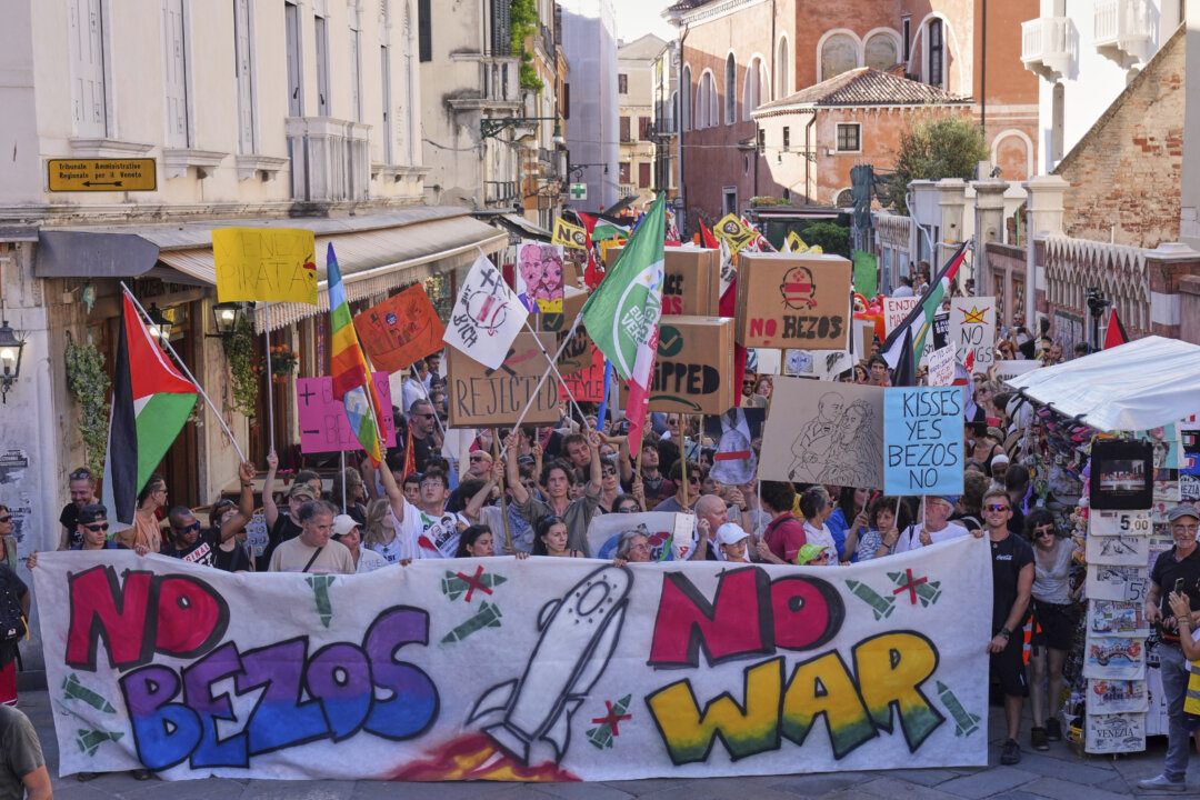protesters-march-through-venice-as-bezos’s-wedding-bonanza-stirs-controversy