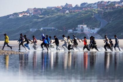 day-in-photos:-migrants-crossing-english-channel,-forest-fires-in-turkey,-and-largest-flower-bloomed