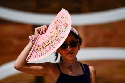 heat-wave-hits-europe-as-wildfires-break-out-in-france,-turkey