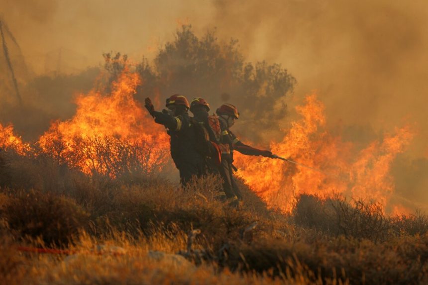 hotels,-homes-evacuated-on-greek-island-of-crete-as-wildfire-burns-out-of-control