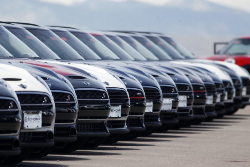 record-1-in-5-buyers-of-new-cars-committing-to-$1,000-plus-monthly-payments:-edmunds