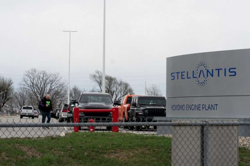 nhtsa-opens-recall-query-into-about-299,000-stellantis-vehicles