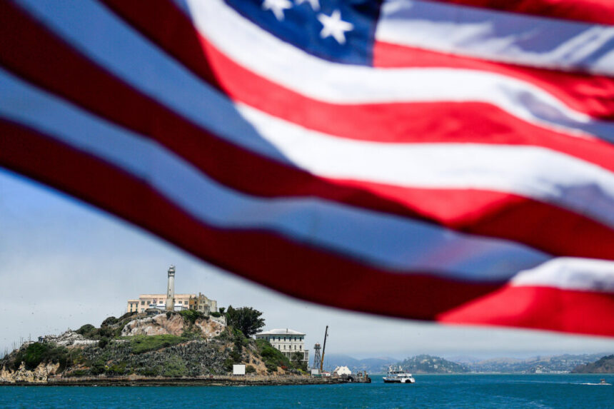 america-in-photos:-floods-in-texas,-the-original-alcatraz,-and-independence-day-celebrations