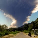 indonesian-volcano-erupts-again,-flights-disrupted