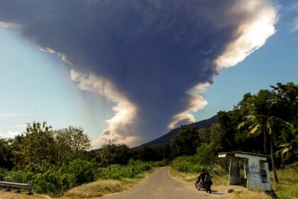 indonesian-volcano-erupts-again,-flights-disrupted