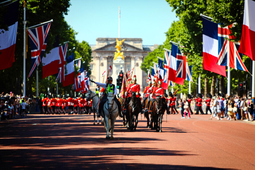 day-in-photos:-parade-in-england,-trump-travels-to-texas,-commemoration-in-bosnia