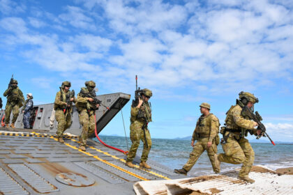 day-in-photos:-amphibious-landing-rehearsal,-grand-canyon-fire,-end-of-san-fermin