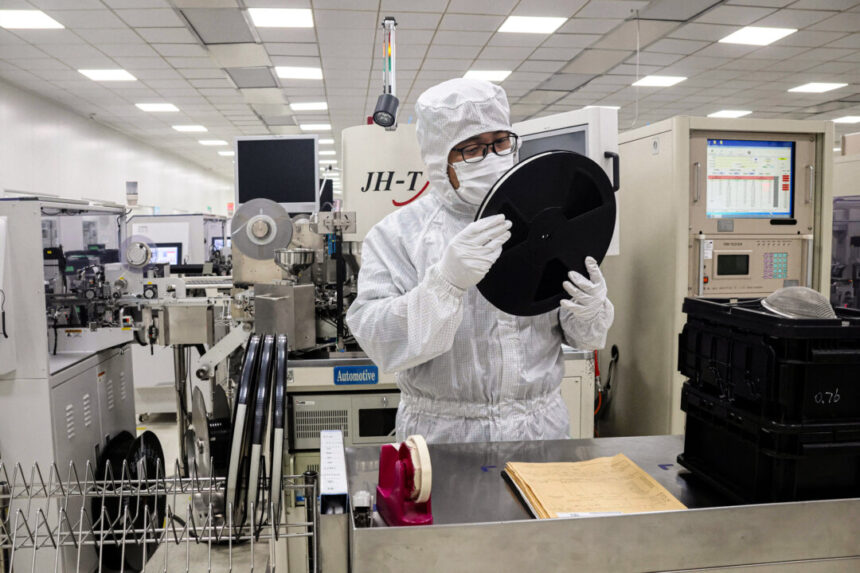 china-faces-‘critical-chokepoint’-in-advanced-chipmaking-tools,-think-tank-says