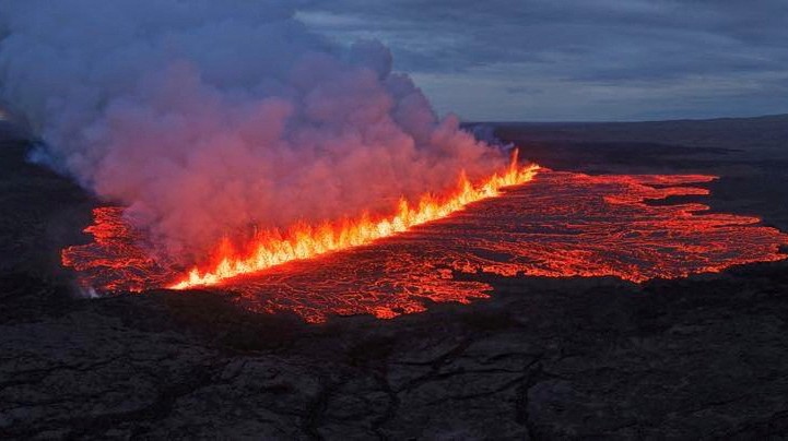 iceland-volcano-emits-smoke-and-glowing-lava-in-12th-eruption-since-2021