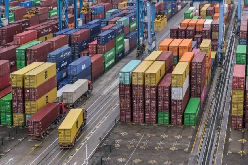 us-businesses-in-china-freeze-new-investment-amid-tariff-war,-geopolitical-tension:-survey