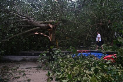 typhoon-wipha-batters-hong-kong-and-southern-china,-hundreds-of-flights-canceled