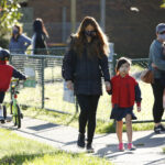 australian-families-paying-up-to-$1.3-million-more-to-live-in-popular-school-zones:-report