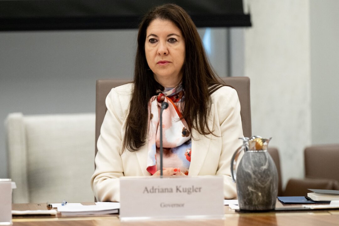 fed-governor-announces-resignation,-opening-vacancy-on-interest-rate-setting-committee fed-governor-announces-resignation,-opening-vacancy-on-interest-rate-setting-committee
