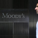 moody’s-top-economist-says-us-economy-on-‘precipice-of-recession’