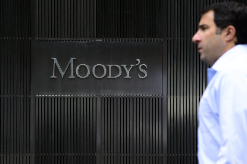 moody’s-top-economist-says-us-economy-on-‘precipice-of-recession’