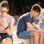 teenagers-no-longer-answer-the-phone:-is-it-a-lack-of-manners-or-a-new-trend?