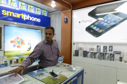 us–china-trade-war-fuels-india’s-rise-as-top-smartphone-exporter-to-us