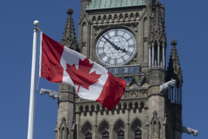 majority-of-canadians-back-federal-public-service-cuts,-poll-finds 