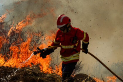 replay:-firefighters-battle-blaze-in-northern-portugal