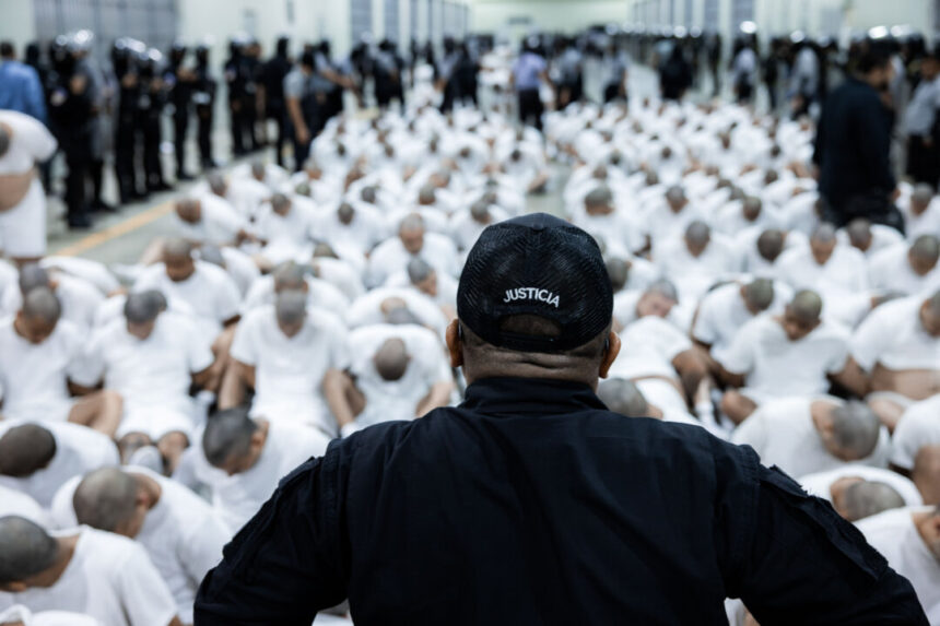 el-salvadoran-committee-backs-extending-detention-of-suspected-gang-members-until-2027