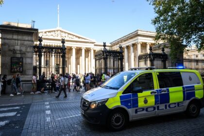 rich-londoners-hire-security,-leave-rolexes-at-home-over-knife-crime,-robberies