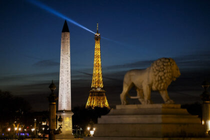 eiffel-tower-lit-in-blue-and-yellow-on-ukraine’s-independence-day