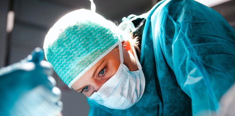 when-surgical-tools-don’t-fit:-how-gender-bias-in-design-puts-female-surgeons-at-risk