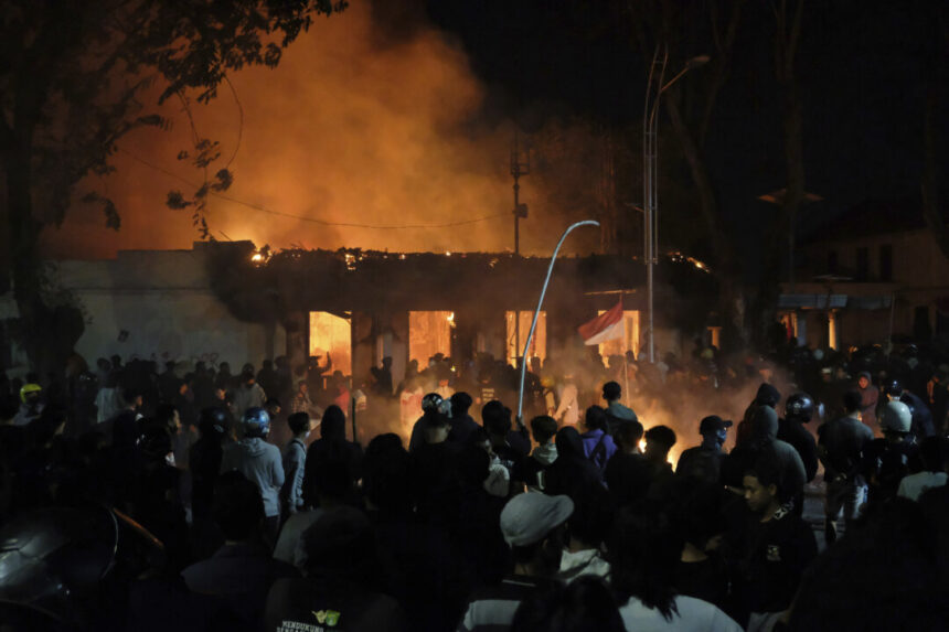 at-least-3-dead-after-mob-sets-fire-to-indonesian-regional-parliament-building