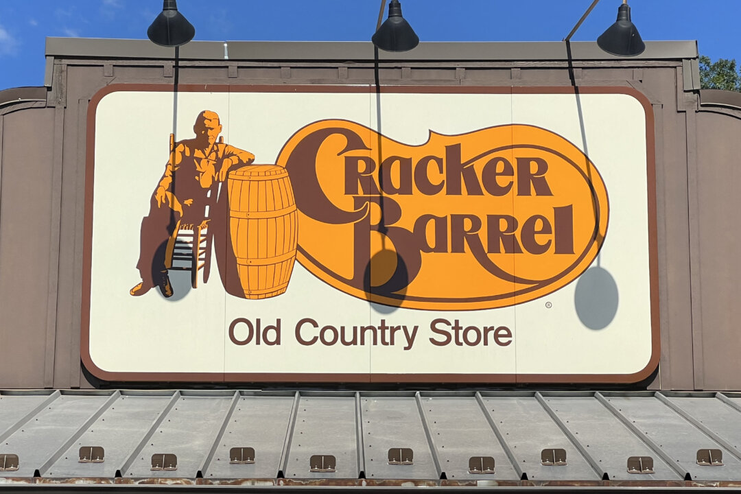 customers-happy-after-cracker-barrel-restores-beloved-‘old-timer’-logo
