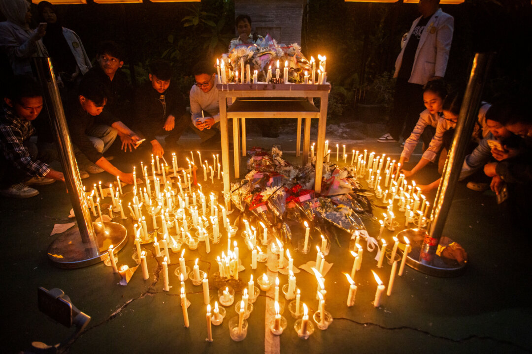 day-in-photos:-indonesian-protester-killed,-drought-in-iraq,-and-grape-harvest