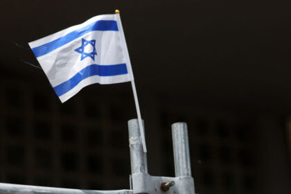 police-investigate-israeli-flag-stolen-from-canberra-flag-walk