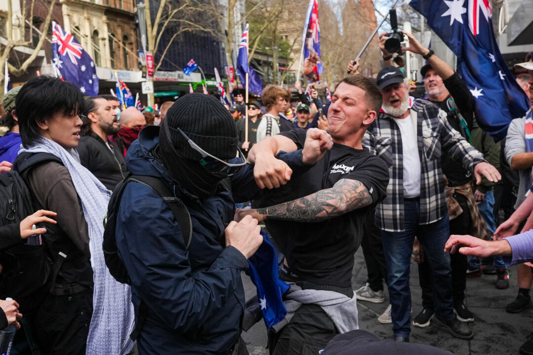 ‘i’m-not-worried’:-guard-brushes-off-neo-nazi-attack-during-immigration-rally