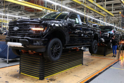 ford-and-gm-scale-down-electric-vehicle-investments-amid-policy-shifts