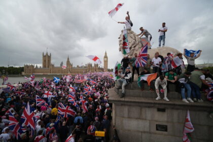 tommy-robinson-‘unite-the-kingdom’-rally-attracts-more-than-100,000-in-london