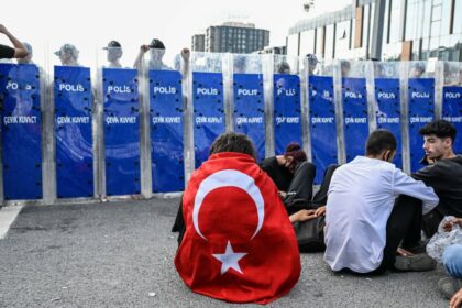 turkey’s-main-opposition-party-dogged-by-court-orders,-arrests,-defections