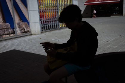 british-parents-make-‘no-phone’-pacts-to-keep-children-off-smartphones