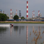 poland-calls-on-eu-to-end-russian-oil-imports-by-2026-amid-hungarian,-slovak-objections