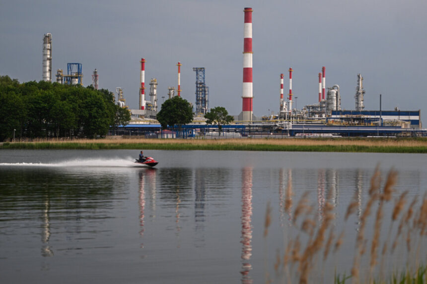 poland-calls-on-eu-to-end-russian-oil-imports-by-2026-amid-hungarian,-slovak-objections