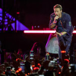 chris-martin-encourages-fans-to-‘send-love’-to-charlie-kirk’s-family-during-coldplay-concert