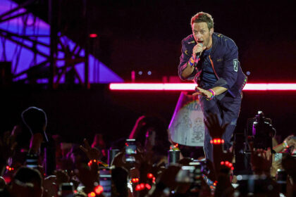 chris-martin-encourages-fans-to-‘send-love’-to-charlie-kirk’s-family-during-coldplay-concert
