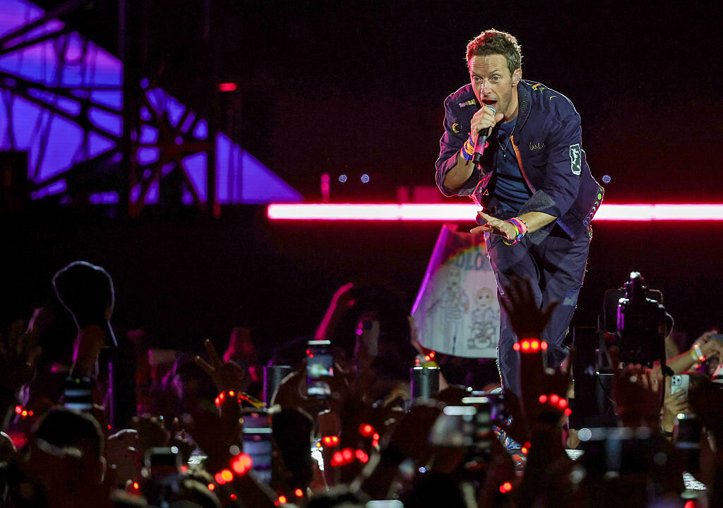 chris-martin-encourages-fans-to-‘send-love’-to-charlie-kirk’s-family-during-coldplay-concert